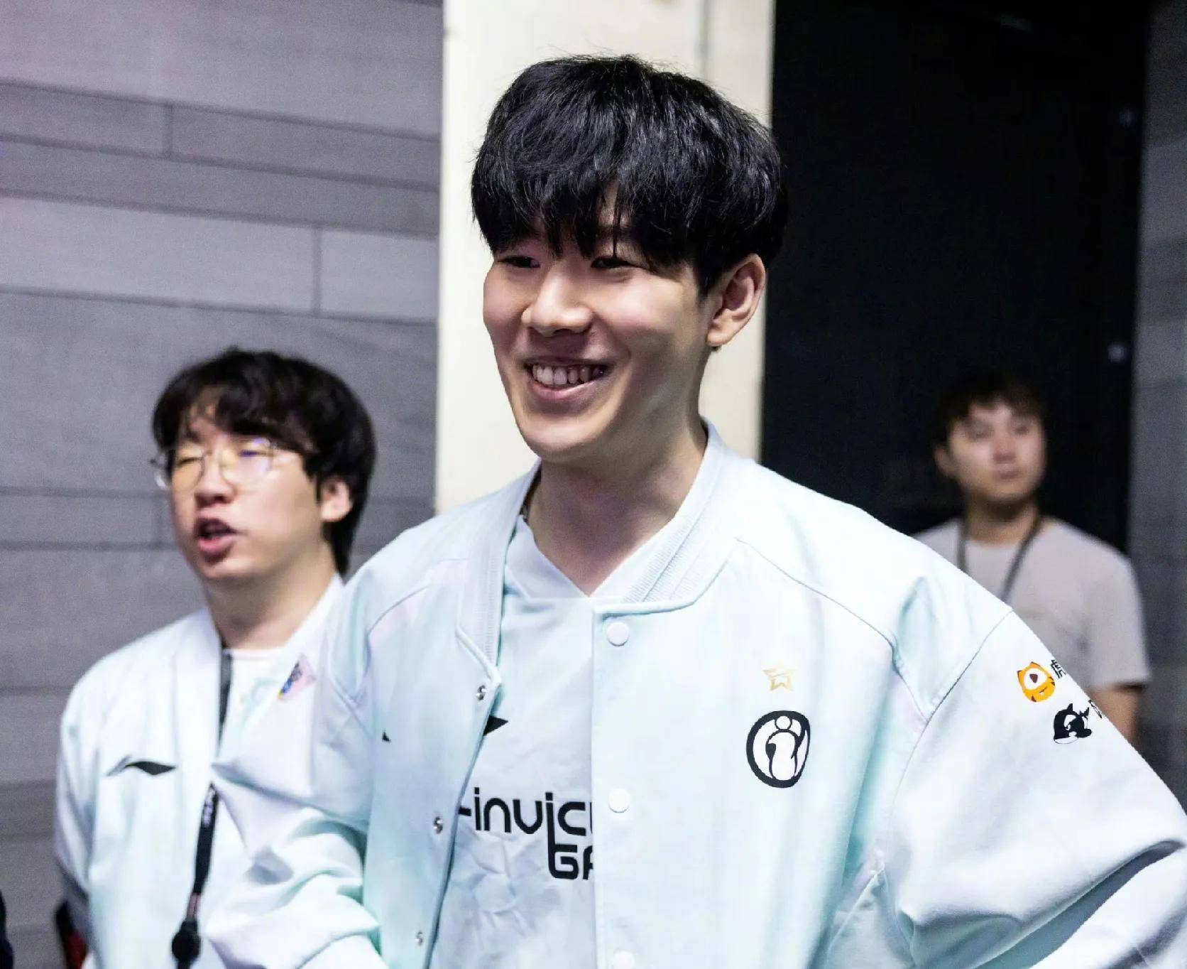 他们不仅是 他们不仅是