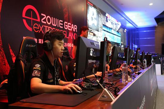 爭激烈的足 爭激烈的足